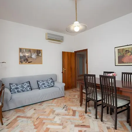 Bright With Large Terrace, Near Florence Appartamento *