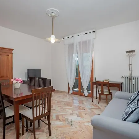 Appartamento Bright With Large Terrace, Near Florence Prato (Prato)