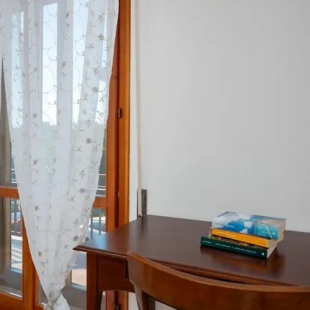 Bright With Large Terrace, Near Florence Appartamento